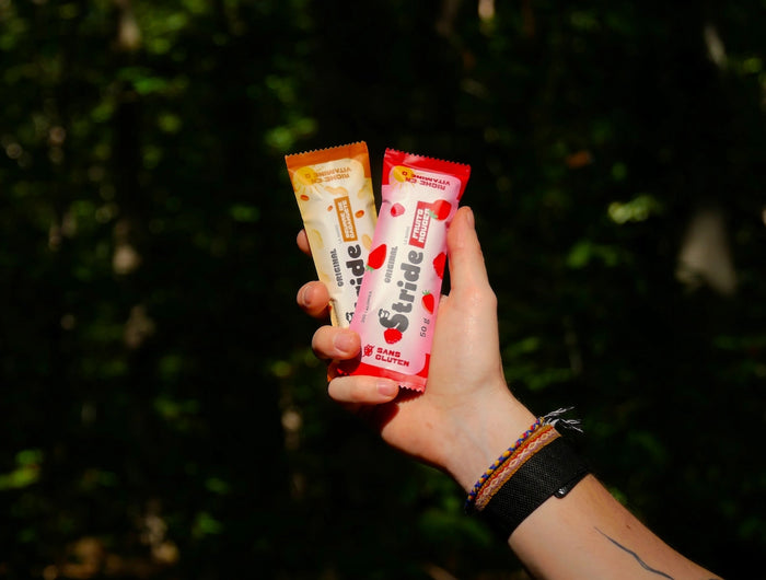 <h2>Glucides,</h2><h2>protéines et</h2><h2>Vitamine D, </h2><p>Stride c'est des barres à base de <strong>farine de Molitor</strong>, riches en protéines complètes et en glucides pour tenir la distance.<br/><br/>Le bonus qui change tout ? <strong>33 % des apports journaliers en vitamine D par barre (ORIGINAL)</strong>, pour soutenir l’immunité, la récupération et la vitalité.</p><p>100 % naturelles, sans gluten, clean pour le corps comme pour la planète : moins d’eau, moins de CO₂, plus de perf.<br/><br/>Une barre qui nourrit les muscles, alimente l’effort et respecte l’environnement.</p>